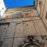 ...arricchita da finestre murate, alcune con cornici modanate